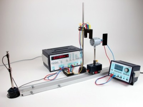 Acoustic Doppler effect with universal counter